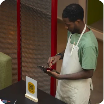 Client care scanează codul QR pentru a consulta meniul restaurantului