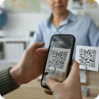 Fiecare client poate scana meniul QR și poate plasa comanda individual direct de pe telefon.