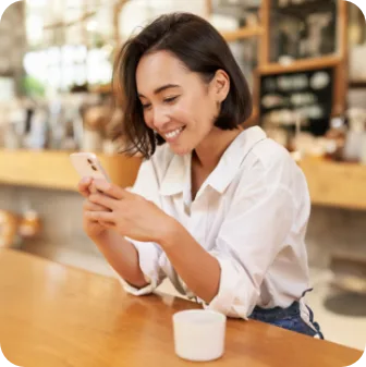 Clientă care folosește aplicația mobilă TapTasty într-o cafenea